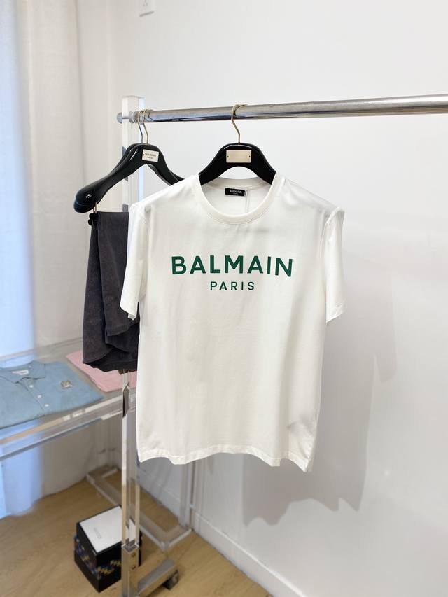 Balmain 巴尔曼、2025最新款短袖T恤，帅气时尚，胸前顶级印花字母Logo，简约百搭款。面料棉 不仅挺括，保持潮流的廓形，又穿着舒适，纱织更细腻，码数M
