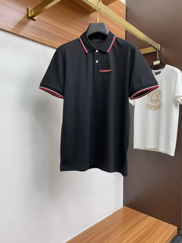 P290 普拉达 2025新款男士珠地棉翻领短袖Polo衫经典商务男装衬衫领 Polo 衫 棉质珠地面料呈现。轻盈柔软的面料经过成衣染色，营造出优雅纹理，让衣服
