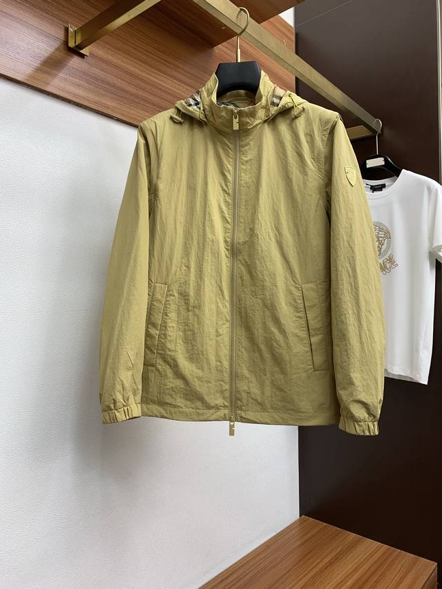 P590 巴宝莉 2025新款 夹克外套 袖子可拆 连帽 或者随时切换 意大利进口面料时尚。欧洲同步，上身更随意大方，原版五金奢华高档定制新作！奢华品牌特质Lo