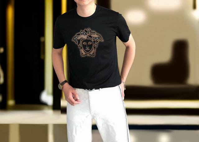 P170 V*Rsace 范思哲2025春夏新款原单男士圆领短袖T恤 高端定制 时尚百搭 柜台同步售卖 烫钻印胶美杜莎Logo图案设计 客供定制进口天丝液氨棉面