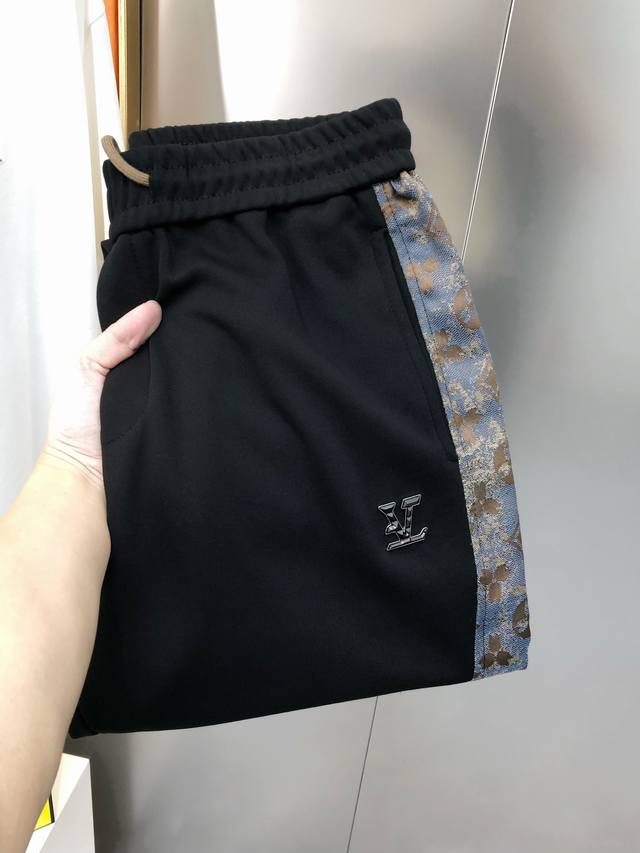 P250 Lv 路易威登2025春夏新款原单男士休闲裤 柜台同步售卖 高端定制 简洁时尚百搭款定制原版进口纯棉面料 进口五金辅料 上身优雅帅气，焕然一新的即视感
