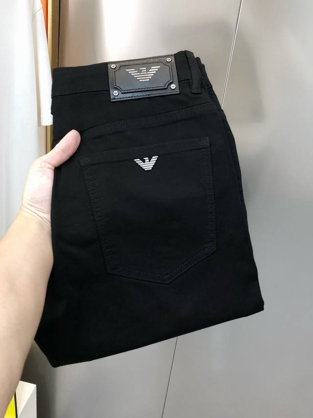 P250 A*Mani 阿玛尼2025早春新款男士修身小脚牛仔裤 官网同步简洁时尚 爆款黑牛 高端定制 原单狠货 后裤袋飞鹰Logo标设计 定制进口丹宁水洗牛仔