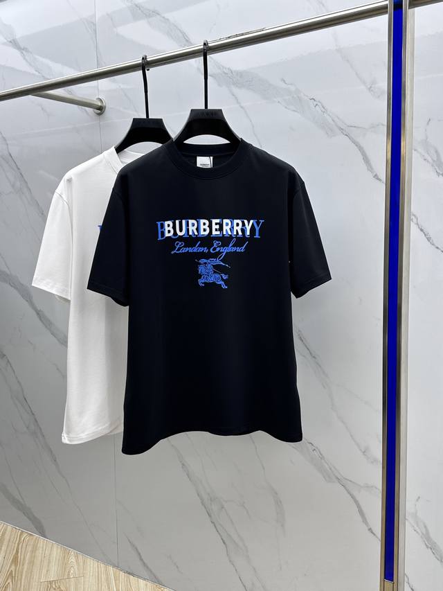 P220 Burberry 巴宝莉 2025Fw春夏新品圆领打底外穿T恤，立体感Logo常规半袖纯棉打底T恤，棉，手感面糯有骨感，柔而有韧性。工艺处理，韧性和抗