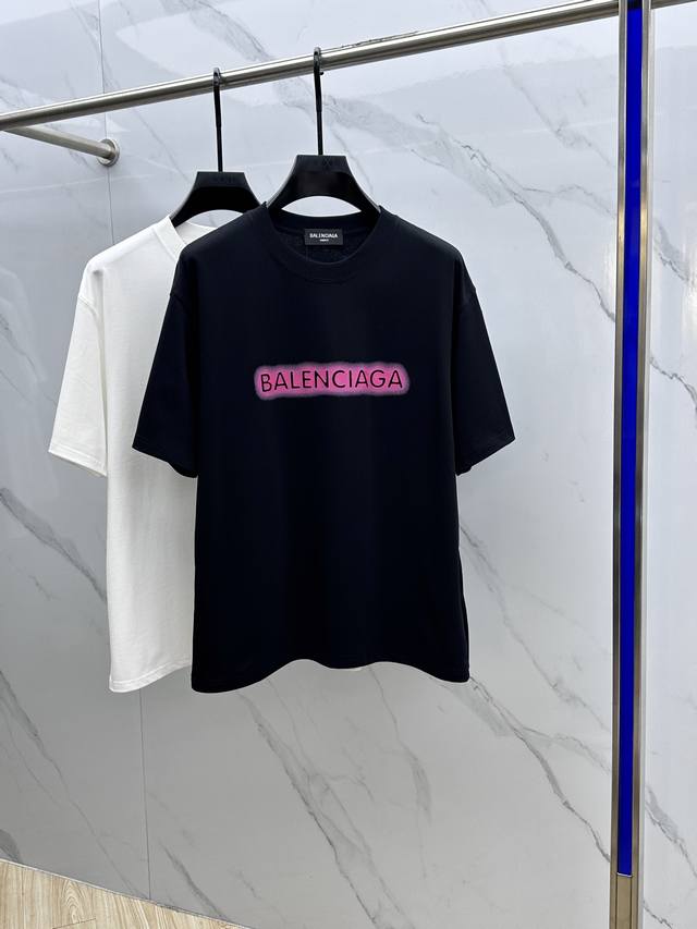 P220 Balenciaga 巴黎世家 2025Fw春夏新品圆领打底外穿T恤，立体感Logo常规半袖纯棉打底T恤，棉，手感面糯有骨感，柔而有韧性。工艺处理，韧