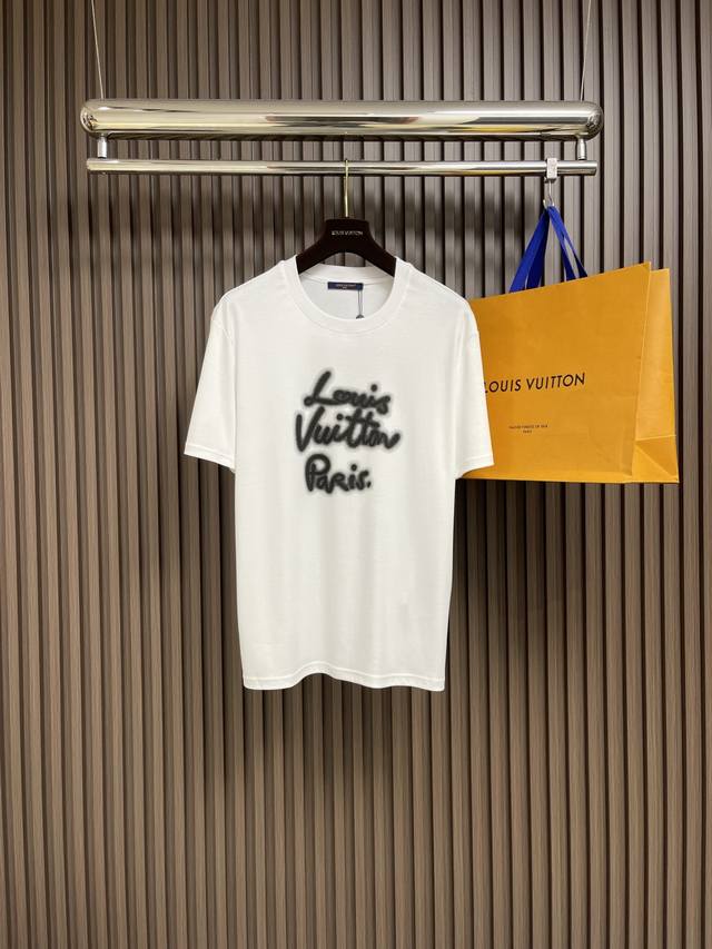 P210Lv 2025Ss新款手写霓虹Logo字母短袖T恤，以柔软棉质针织塑造经典直身版型，为正面的手写体路易威登巴黎标识融入霓虹视效，巧妙致意 2025春夏秀