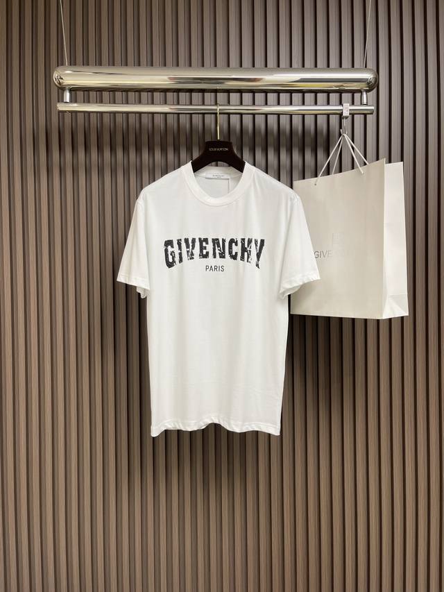 P210Givenchy 2025S新款短袖圆领T恤，胸口定制爆裂纹字母印花工艺．后背狗狗烫画设计减龄搭配．色彩搭配时尚好看，整体效果年轻有活力！订制优质280