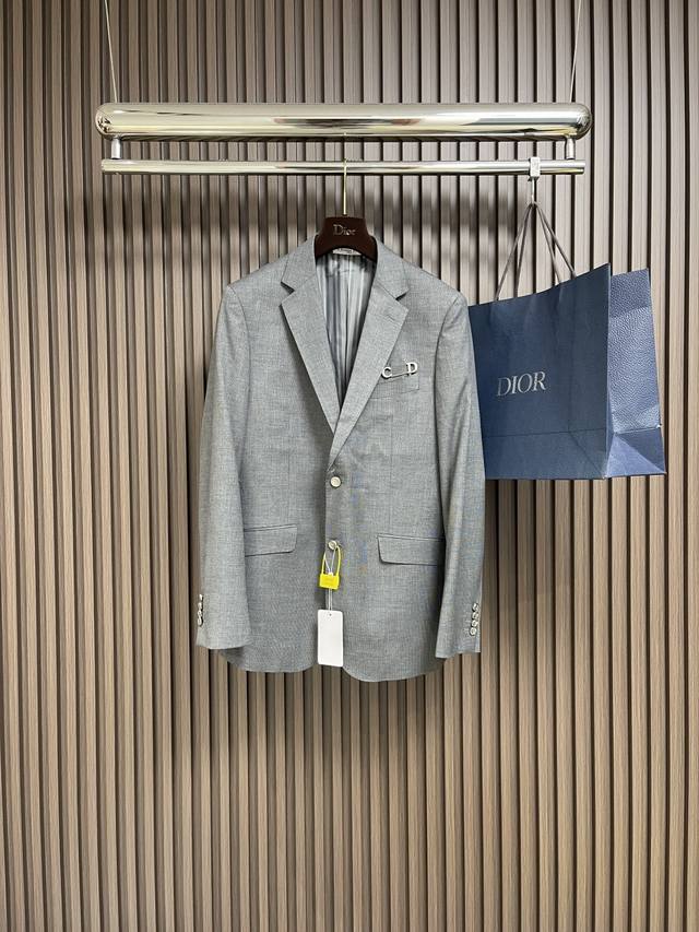 整套 P830 可拆卖 单西服 P570 西裤 P310 Dior 2025Ss春秋男士 灰色 千鸟格 时尚商务休闲轻便西装外套西裤套装．整体轮廓趋于简约风格，