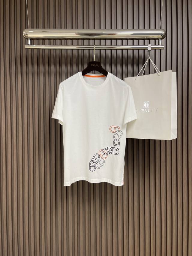 P210Hermes 2025Ss春夏 马蹄扣刺绣圆领短袖T恤衫，经典图型马蹄扣点缀设计 上身很有亮点 采用刺绣工艺来呈现 进口百灵达绣花机刺绣．十几年的老师傅