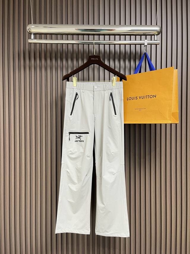 P300Arcteryx 始祖鸟 2025Ss早春新款休闲运动风格休闲裤，户外品牌可能大家第一想到的就是给人一种标签试的感觉！除了在款式设计上颇有造诣之外，最明