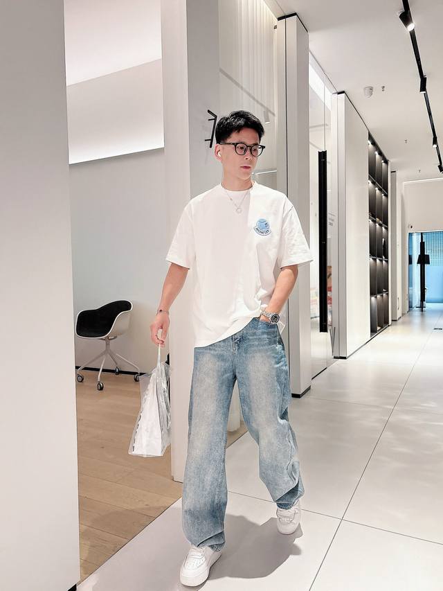 210 Moncrer 2025春夏新款首发专柜最新款短袖圆领T恤 高端订制 设计前卫时尚！品牌Logo重工艺设计 高端定制丝光长绒棉面料.手感柔软.穿着舒适.