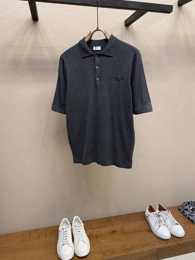 P380Dior、羊毛混纺Logo刺绣Polo衫 本款Polo衫采用羊毛混纺纱精心打造，胸前饰以同色系Christian Dio* Couture刺绣，衣领和衣
