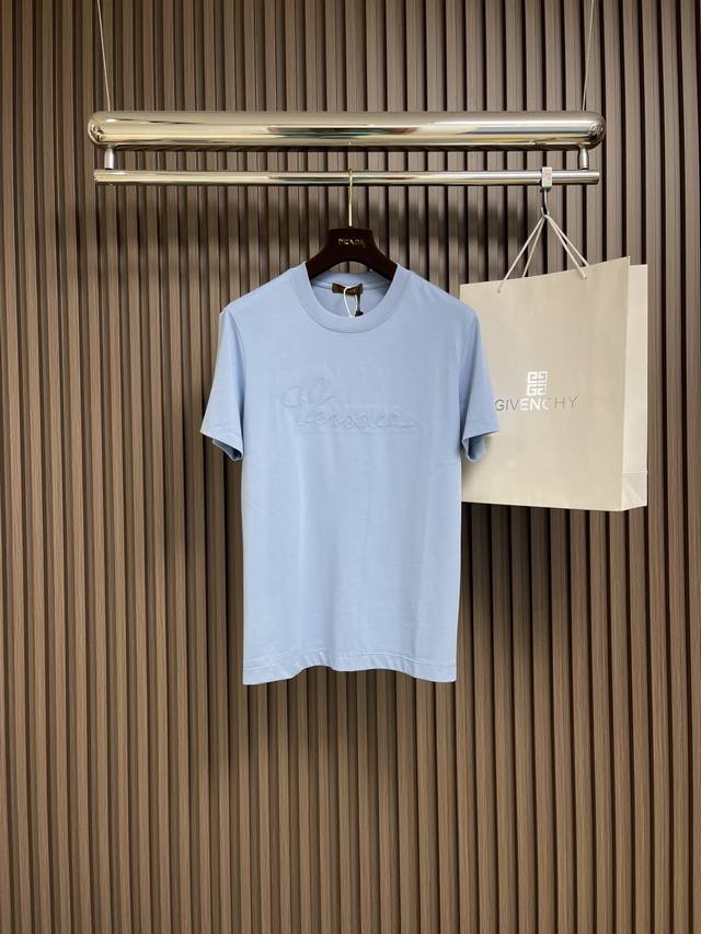 P180Versace 平绣亮片Logo标识短袖纯棉T恤，饰有刺绣Versace Logo，交织的手写Logo，三种工艺结合点缀亮片装饰。尺码：S-Xxl