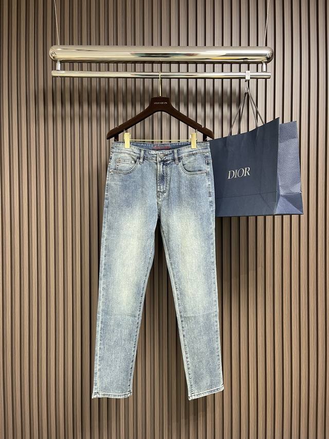 P270Prada 2025Ss早春男士新款牛仔裤，经典舒适百搭基础通勤牛仔裤款 怎么搭配都会很帅气 采用100%纯棉牛仔布 微弹柔软舒适 穿起来完全没有那种紧