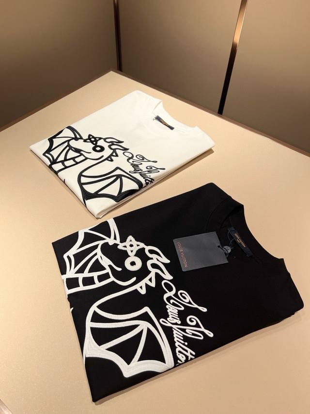P180 Louisvuitt*路易*登 2025春夏全新系列单品上线，非常时髦前卫的一款男女同款短袖T恤，标识Logo图案刺绣工艺修饰！区别于以往的不同，宣示