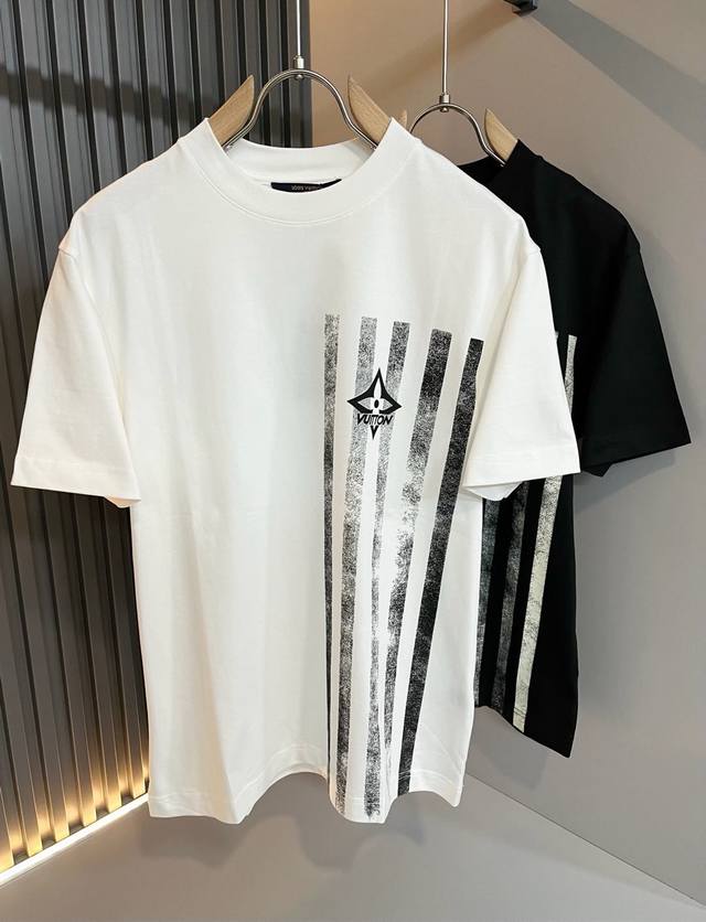 P180 Louisvuitt*路易*登 2025春夏全新系列单品上线，非常时髦前卫的一款男女同款短袖T恤，标识Logo图案印花工艺修饰！区别于以往的不同，宣示