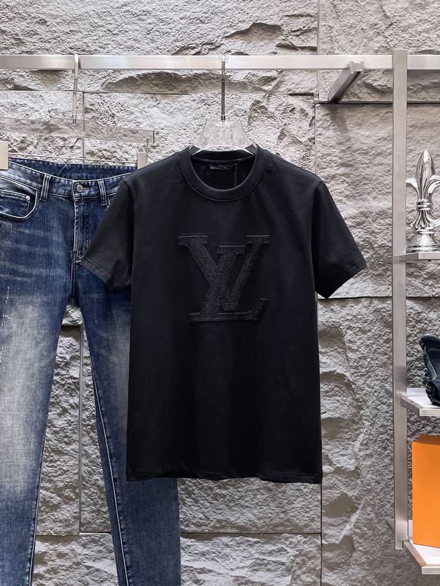 P180 Lv 高定面料 玉蚕丝般的丝滑 2025春夏新品上市时尚经典圆领短袖时尚单品设计，更加时尚舒适，高标准定制，上身非常有型，全新刺绣工艺， 客供辅料，客