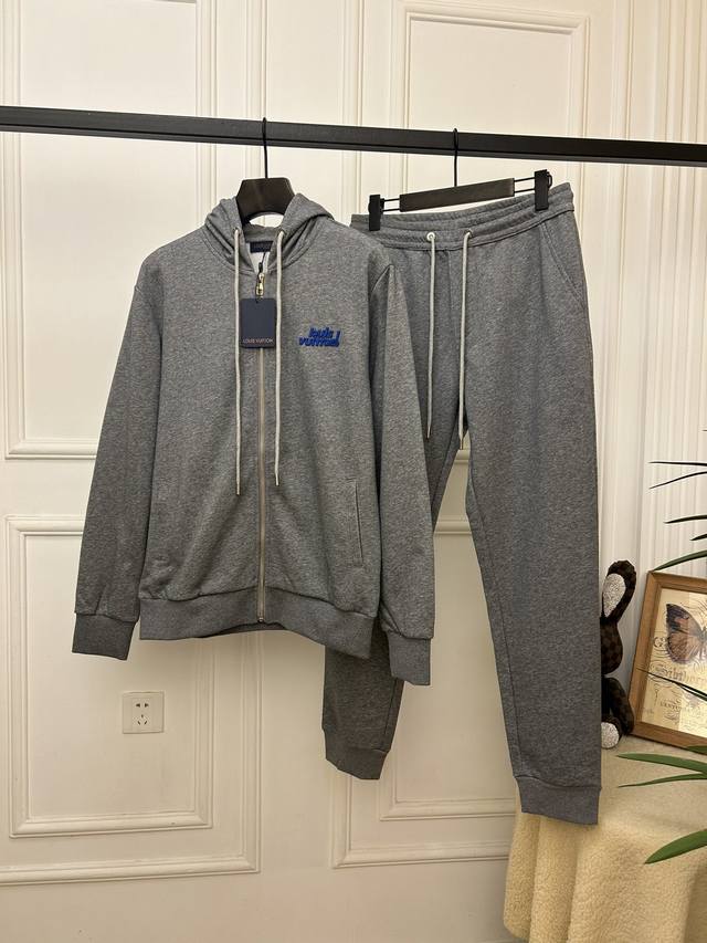 新品Lv套装 P570 路*登 Ss秋冬新品！男士经典刺绣徽标元素运动休闲连帽开衫外套+抽绳卫裤套装！贸易公司渠道稀出，24年新一季力推款春季时尚运动套装，简约