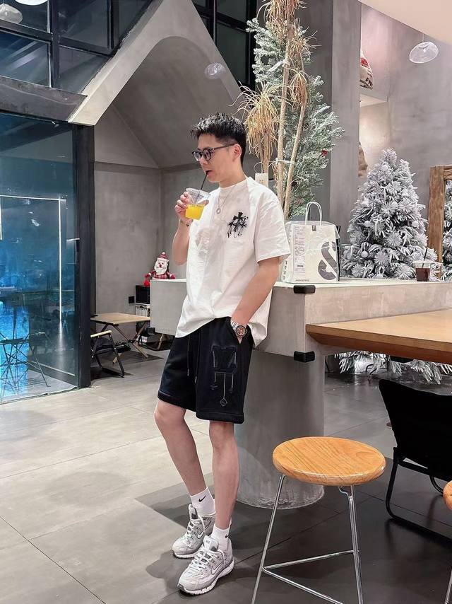 P230 Lv* 5S 春夏新款休闲手绘短裤 400克定制毛圈面料 定制Logo ，舒适度极好，手触感强烈。辨识度极高 定制进口面料 做工精细 ：码数 S 3X