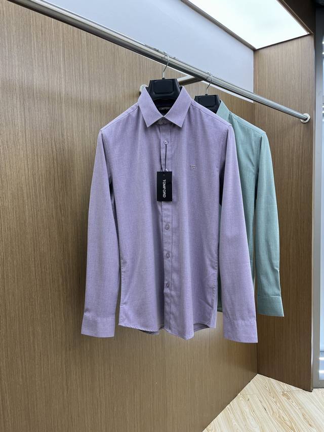 P300 Tf高端定制 2025Ss春夏新款衬衣。采用定制天丝聚酯纤维混纺面料，缎面的光泽感，非常高级，立挺有型；领子饰以品牌字母Logo图案，辨识度极高，时尚
