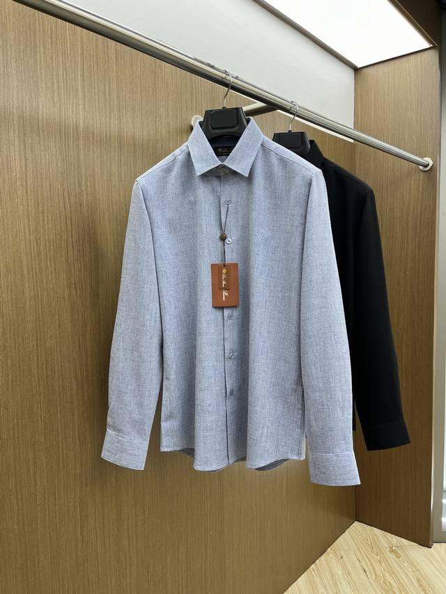 P300 Lp 高端定制 2025Ss春夏新款衬衣。采用定制天丝聚酯纤维混纺面料，缎面的光泽感，非常高级，立挺有型；领子饰以品牌字母Logo图案，辨识度极高，时