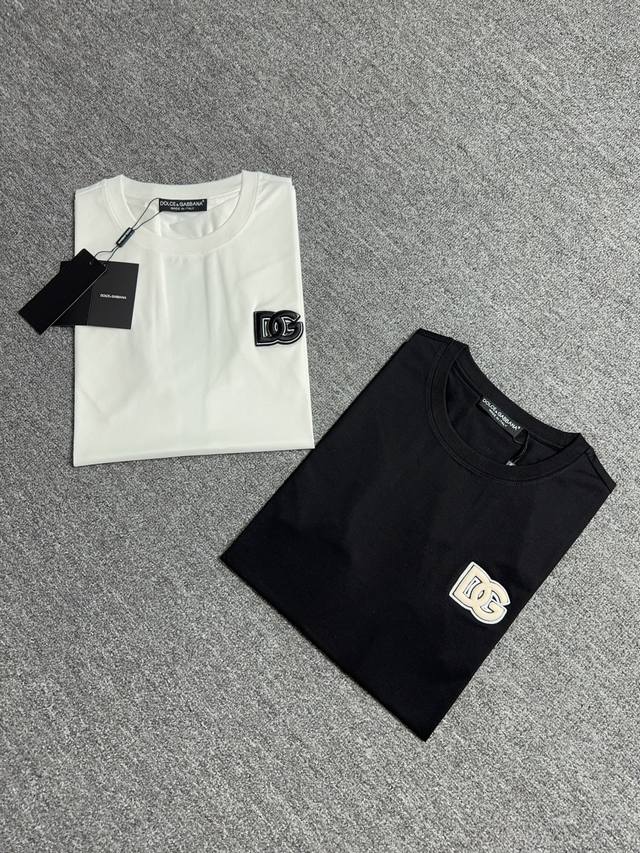 P230 D&G 25春夏新品字母刺绣短袖圆领T恤，采用定制80支双股丝光棉面料；黑色 白色 S～Xxxl