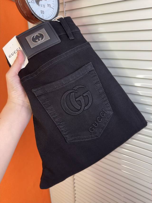 P170 经典大牌 Gucci 爆款修身显瘦小脚裤男装长裤 四季款弹力牛仔 ， 剪裁简单大方利落！上身效果高档大气！码数29 40！
