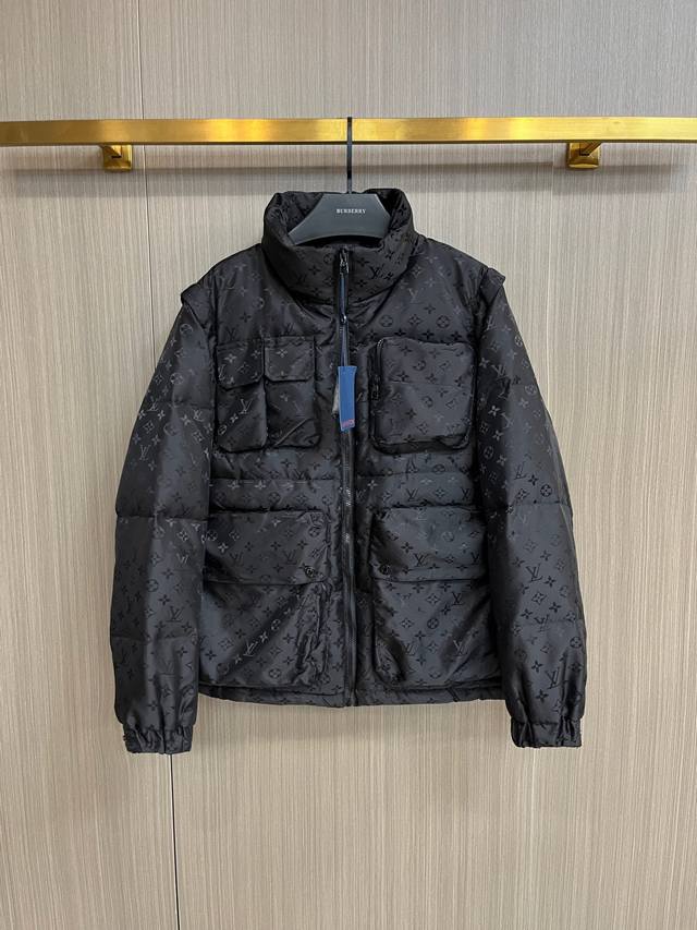 P850 Lv 2025春冬新款羽绒服。一衣两种穿法。这款号称羽绒服届最贵的，全部90绒的。带着经典的Logo组合搭配，第一眼看到就是满满的视觉冲击，保暖性能更