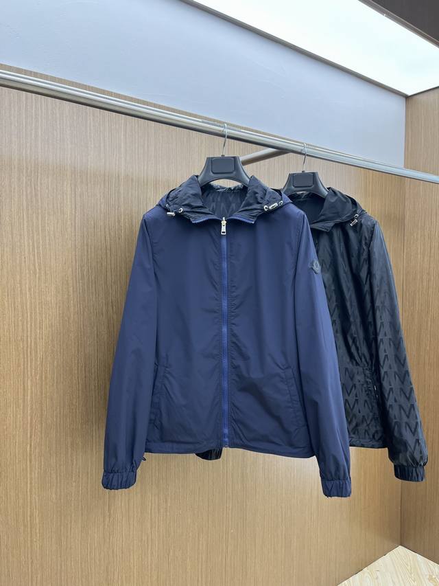 新款 P360 Mon 2550Ss早秋官网新款双面穿连帽夹克 专柜同步 男士经典英伦风商务休闲立领薄夹克 采采用英国精纺聚酯纤维面料，科技型面料极为舒适，轻薄