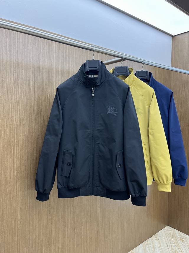 新款 P360 Bbr 2550Ss早秋官网新款夹克 专柜同步 男士经典英伦风商务休闲立领薄夹克 采采用英国精纺聚酯纤维面料，科技型面料极为舒适，轻薄透气毫无穿