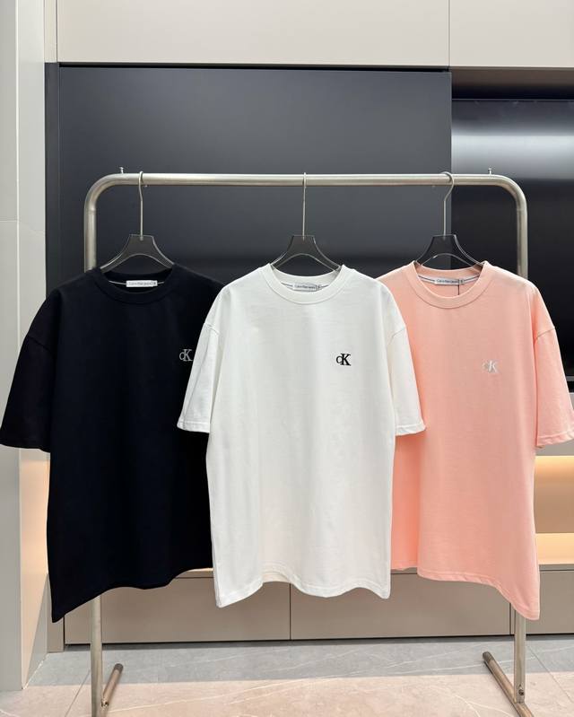上新款号：109 260克双纱 P110 Ck浮雕落肩宽松版型，前刺绣小Logo太精致了！男女宝子们都可以驾驭的类型！ 纯棉260G双纱面料！ 独家背景 码数：