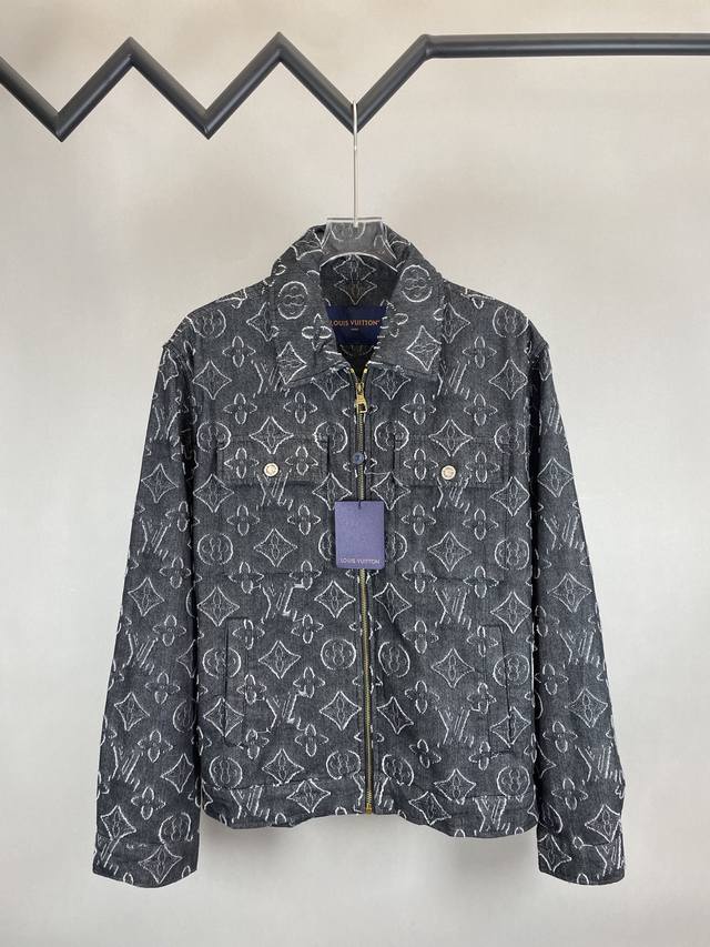 P390 1V 2025Fw 新款 提花牛仔长袖外套 满身经典老花Logo图案 金属拉链开合门襟 前胸翻盖口袋搭配金属扣 直筒剪裁版型 男女同款 尺码：S M