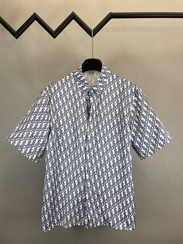 P270 Dior 迪奥 2025Ss 白蓝色满印Logo衬衫 白色和蓝色桑蚕丝斜纹面料 Oblique 印花 搭配戗驳领和圆弧式底边 彰显休闲风范 隐藏式纽扣
