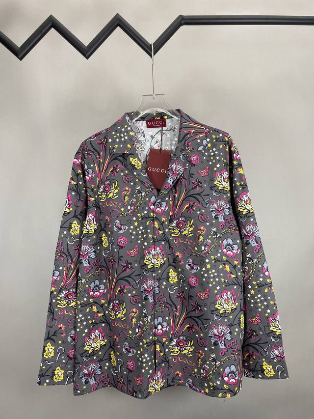 P300 Gucci 2025 Ss春夏新款 休闲长袖翻领衬衣 满身花朵植物图案印花 品牌字母Logo内藏其中 纽扣开合门襟 直筒版型剪裁衣袖 男女同款 尺码：