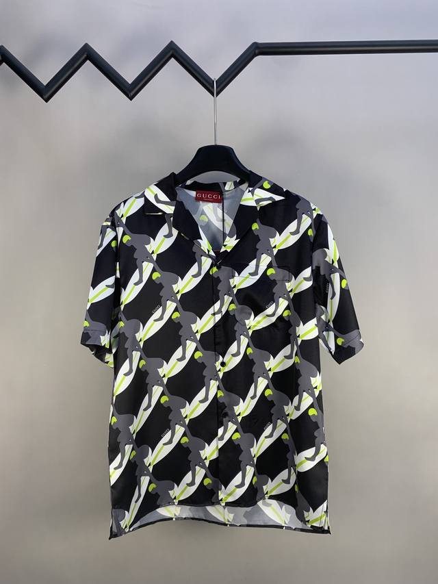 P270 Gucci 古驰 2025Ss 印花翻领沙滩短袖衬衣 采用黑色、白色和绿色桑蚕丝面料打造 通体缀饰冲浪者印花 并饰以珍珠母贝纽扣 尺码：S M L X