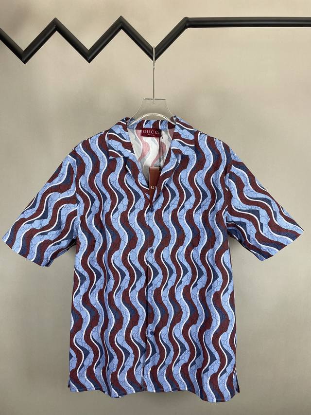 P270 Gucci 2025 Ss春夏新款 翻领短袖衬衣 满身互扣双Glogo 海浪波纹点缀效果 刻字纽扣开合门襟 直筒版型剪裁 休闲款式 男女同款 尺码：S