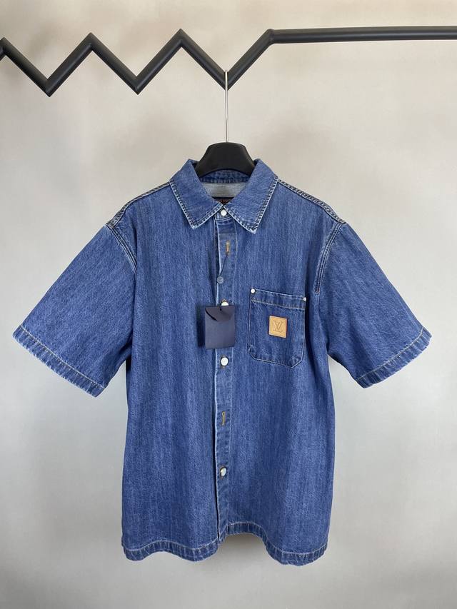 P300 Louis Vuitton 菲董Ss25男装丹宁短袖牛仔衬衫 Phattell Williams创意总监亲自设计 融入秀款主题地球元素 尺码：S M