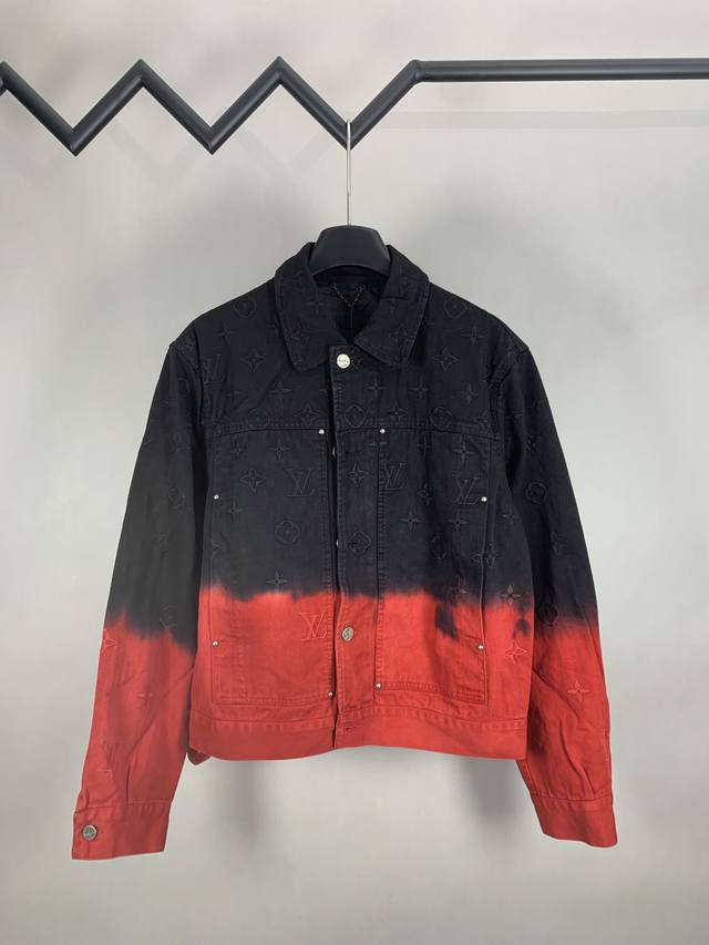 P610 1V Fw 秋冬新款 走秀款撞色牛仔外套 重工洗水刺绣 黑红明色拼接设计 点缀浅色不规则染色 满身经典品牌Logo刺绣 金属刻字纽扣开合门襟 微宽松版