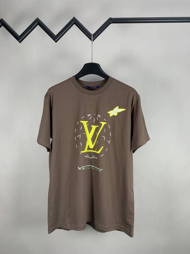 P180 Louis Vuitton 路易 2025Ss 新款钻石航线短袖T恤 本款T恤取材轻盈棉质针织，莱茵石与珠饰点睛飞机航线印花和品牌标识，闲适设计可为日