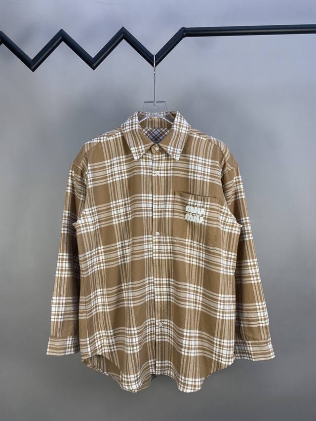 P270 Miu Miu 2025Fw 春季新款格纹长袖衬衫 高品质定点对位对格 采用进口面料1:1还原 非常柔顺 衬衫风格设计结合现代风格 前胸口袋饰以品牌徽