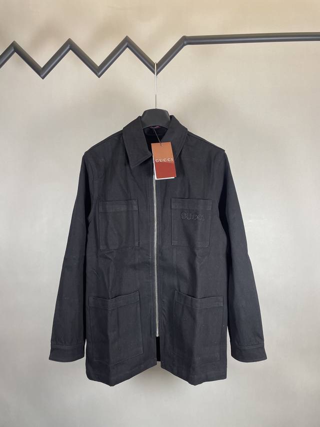 P330 Gucci 古驰 2025新款衬衫领拉链Logo刺绣长袖牛仔外套 后背钻字的设计更体现出高级感 尺码：S M L Xl