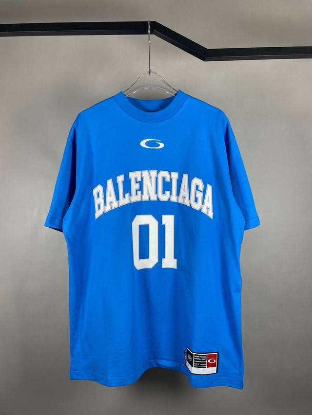P180 Balenciaga 巴黎世家 25Ss早春新款01刺绣篮球短袖 采用复古平纹针织面料 正面和背面饰以Basketball艺术作品刺绣 下摆巴黎世家章