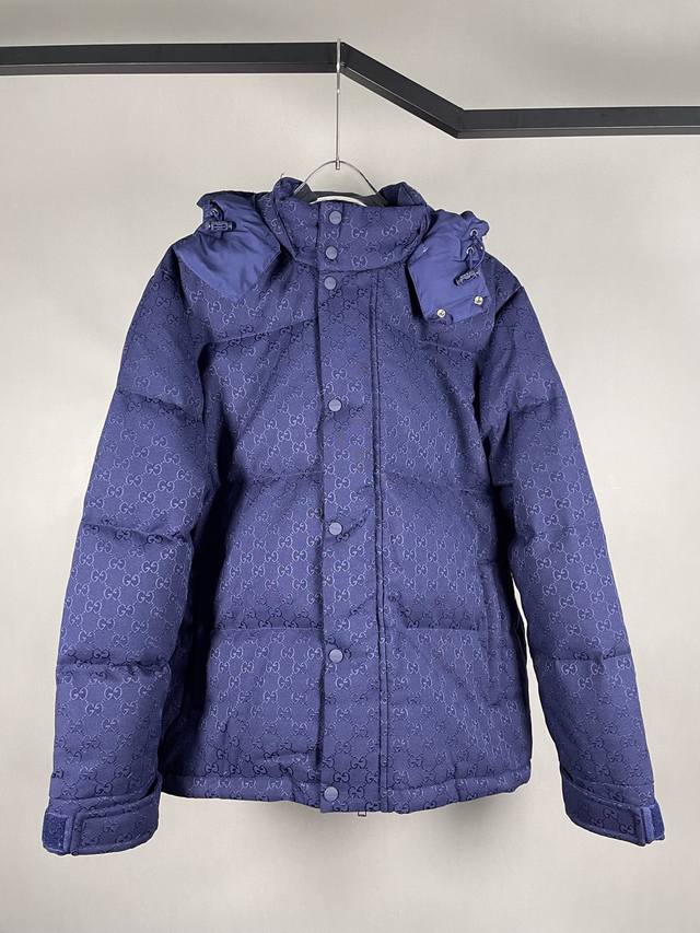 P700 Gucci 古家Fw 蓝色帆布长袖连帽羽绒服 满身经典互扣双G图案 前胸对称贴布口袋 下摆同色系拉链衣兜 魔术贴衣袖防风功能增加 下摆弹力抽绳 定制红