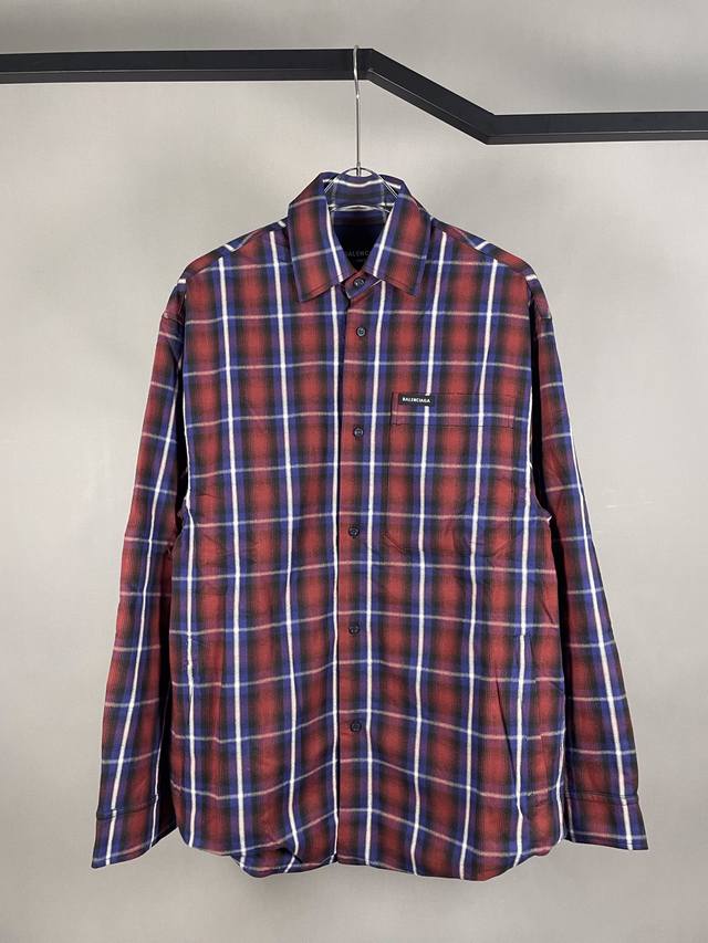 P400 Balenciaga 巴黎世家 Fw新款格纹长袖翻领衬衣外套 精选棉质法兰绒面料制成 胸部饰以Balenciaga贴饰 细节之处采用纽扣领与按扣袖口设