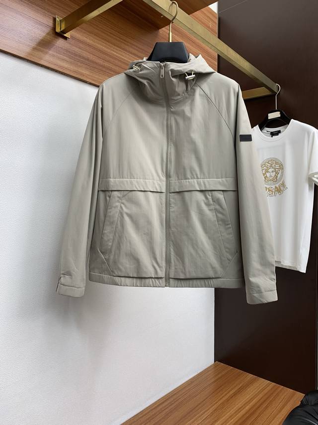 P340 杰尼亚 新款夹克外套，官网同步，原版订制聚酯纤维面料，衣襟拉链设计保暖性更强，正面满幅品牌Logo标志彰显品牌特征，一面素雅背部饰以银色色调 时尚潮流