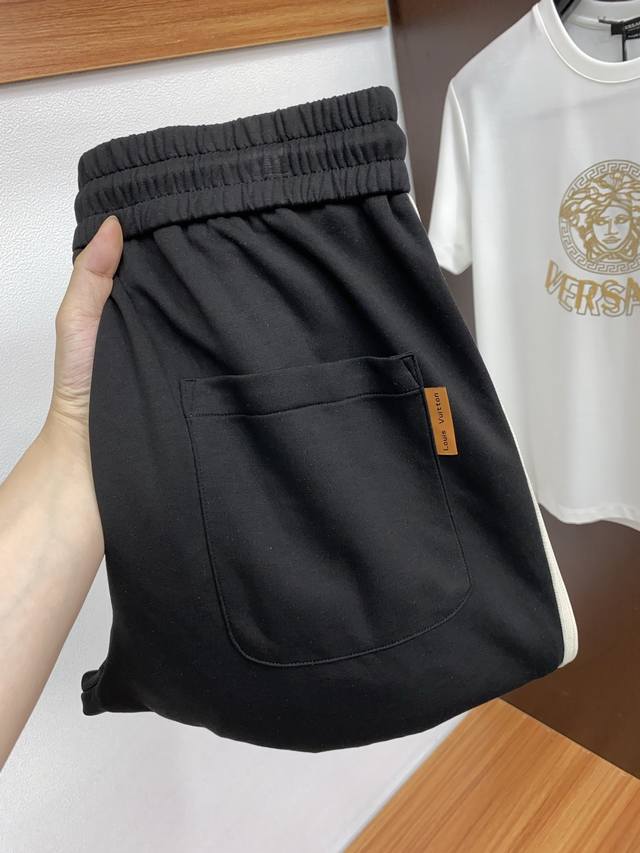 P280 1V 路易威登 M-3Xl 2025 春夏休闲裤子美学的焕新诠释,演绎浓郁的格调型时尚风范,细节感和设计感强悍.经典品牌标识做为色彩搭配,演绎经典的品