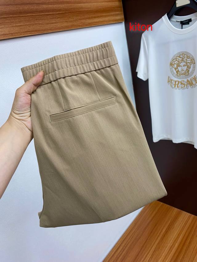 P310 Kiton 25年春夏新款休闲裤 干净利落剪裁，都市风十足 采用精纺面料手感软糯干爽，上身效果挺括有型。五金精致，商务休闲非常好看如此众多的顶级原料，