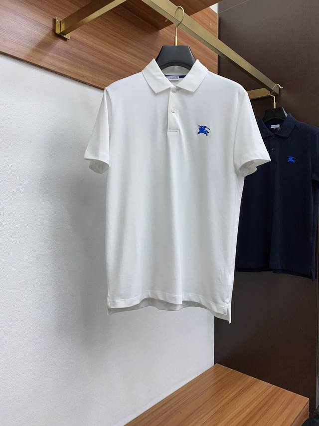 P190 巴宝莉 臻品定制系列的设计Polo衫确实独具匠心，展现了定制服装的精致与品味。定制材质，不仅触感柔软舒适，还具有良好的透气性和吸湿性，确保穿着者在任何