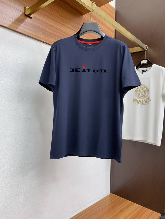 P270 Kiton 2025Ss春夏新品，采用丝光棉面料，布料经过洗水处理，手感更柔软，堪称完美，质感非常强，顶级经典图案点缀标志性品牌标识，彰显品牌格调，质
