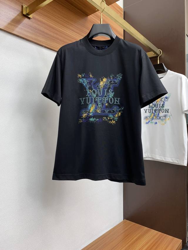 P240 1V路易威登 M-3Xl 阔版 Ss新工艺Logo高品质纯棉质阔版圆领男士短袖T恤，新季新推系列将标识巧妙融入设计，塑就一系列充满复古风情的运动风单品
