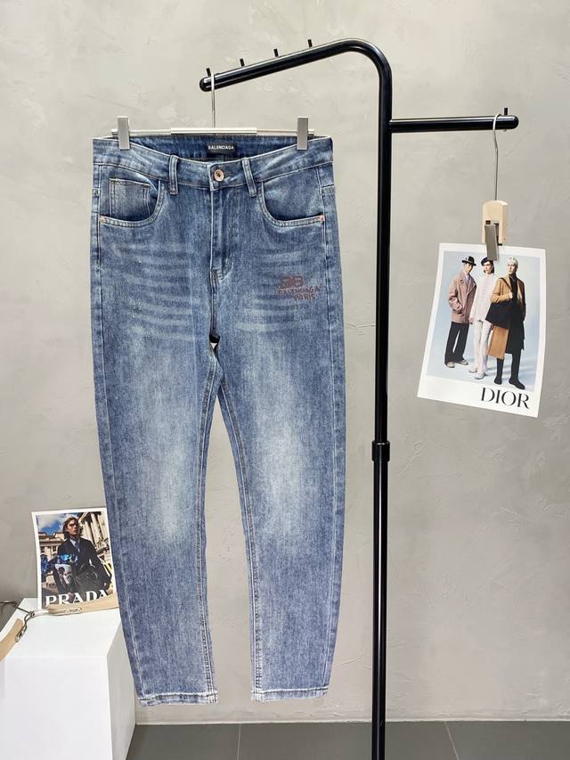 P260。Balenciga巴黎世家独家专供新款休闲牛仔裤 高端版本！专柜定制面料 透气舒适度高，细节无可挑剔，品牌元素设计理念，体现高品质。手感细腻柔软！呈现
